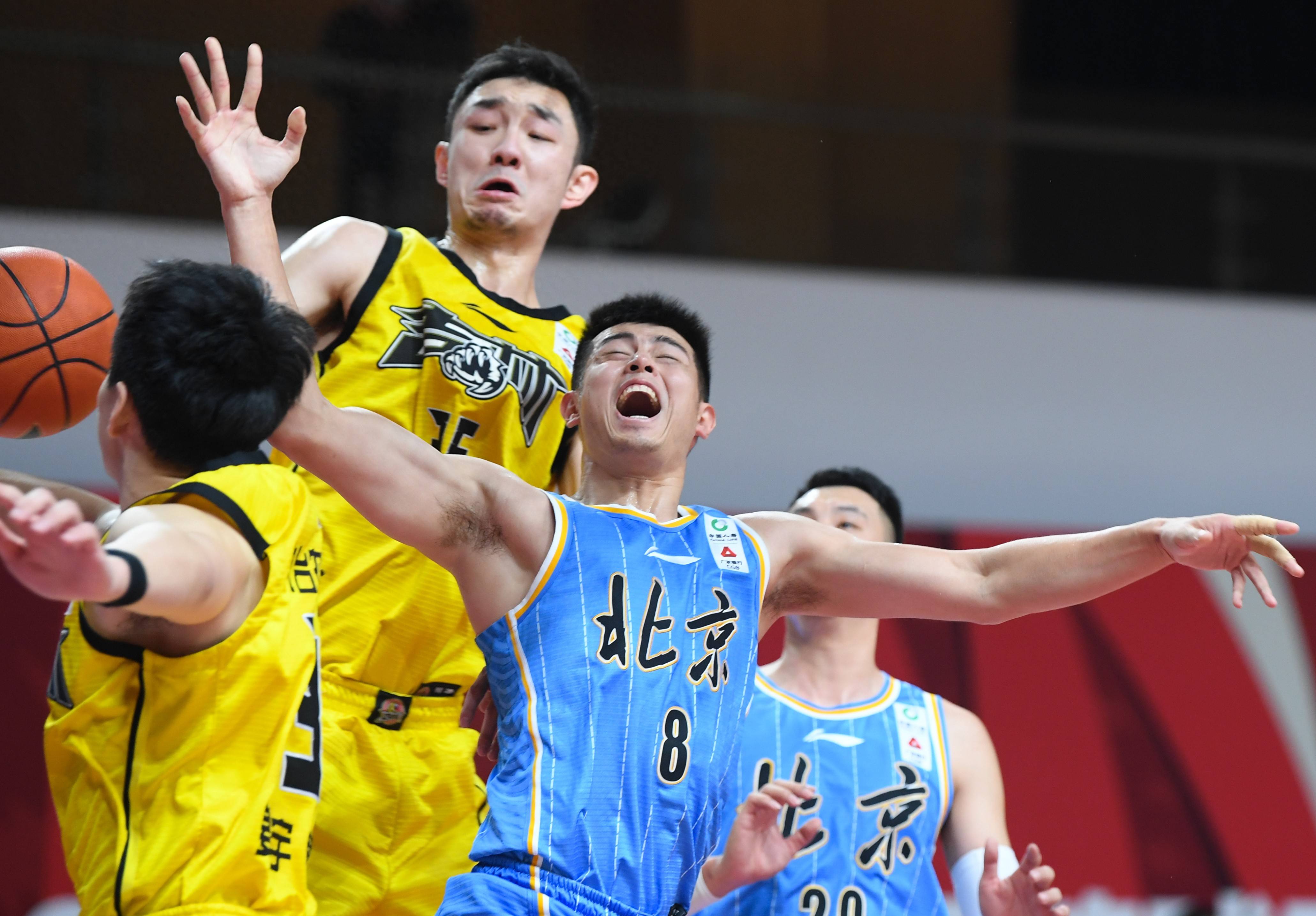 包含从辽宁本钢12连胜看CBA争冠格局：广东新疆成最大对手的词条