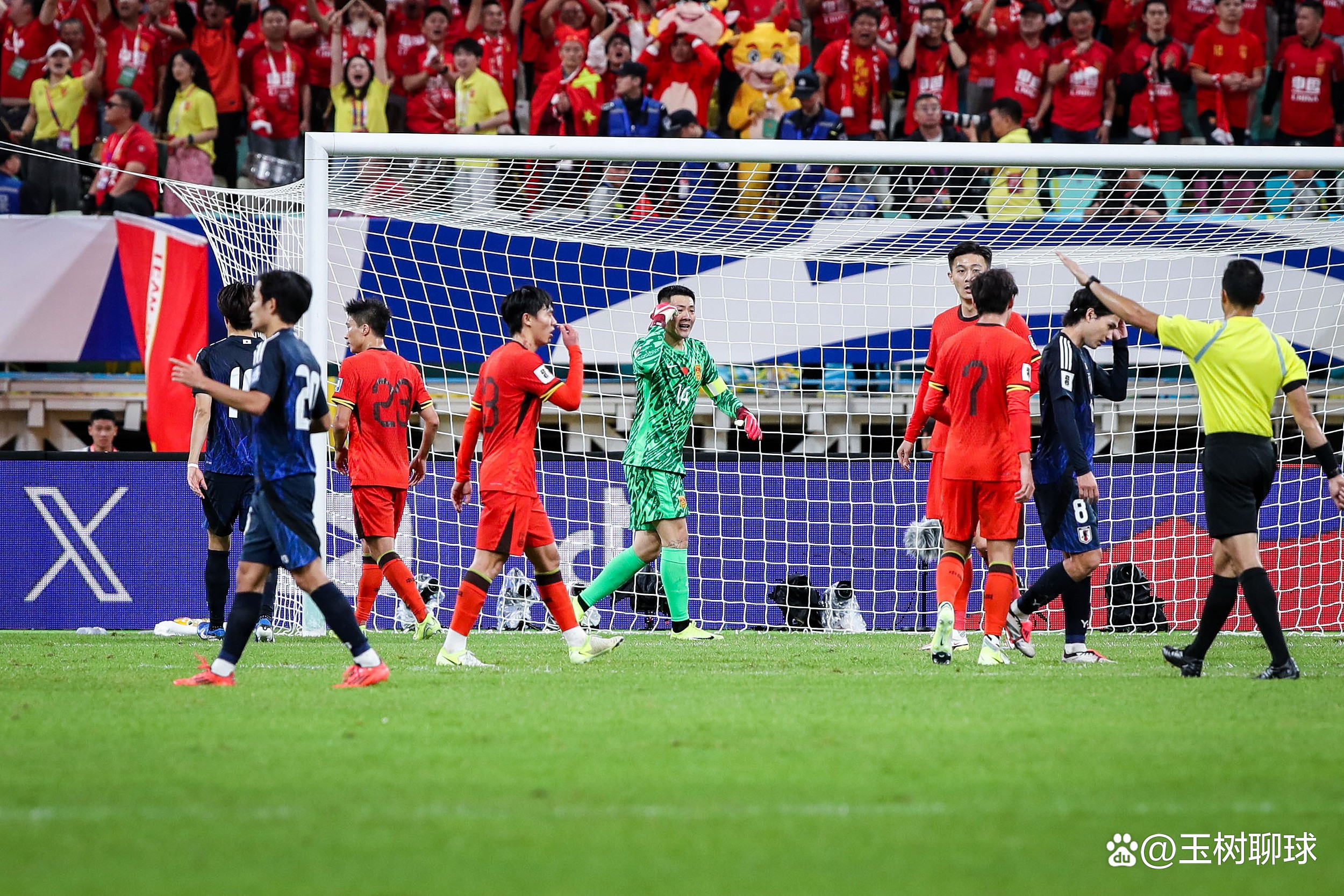 国足东亚杯首战出炉！重回双后腰战术，首发11人浮现