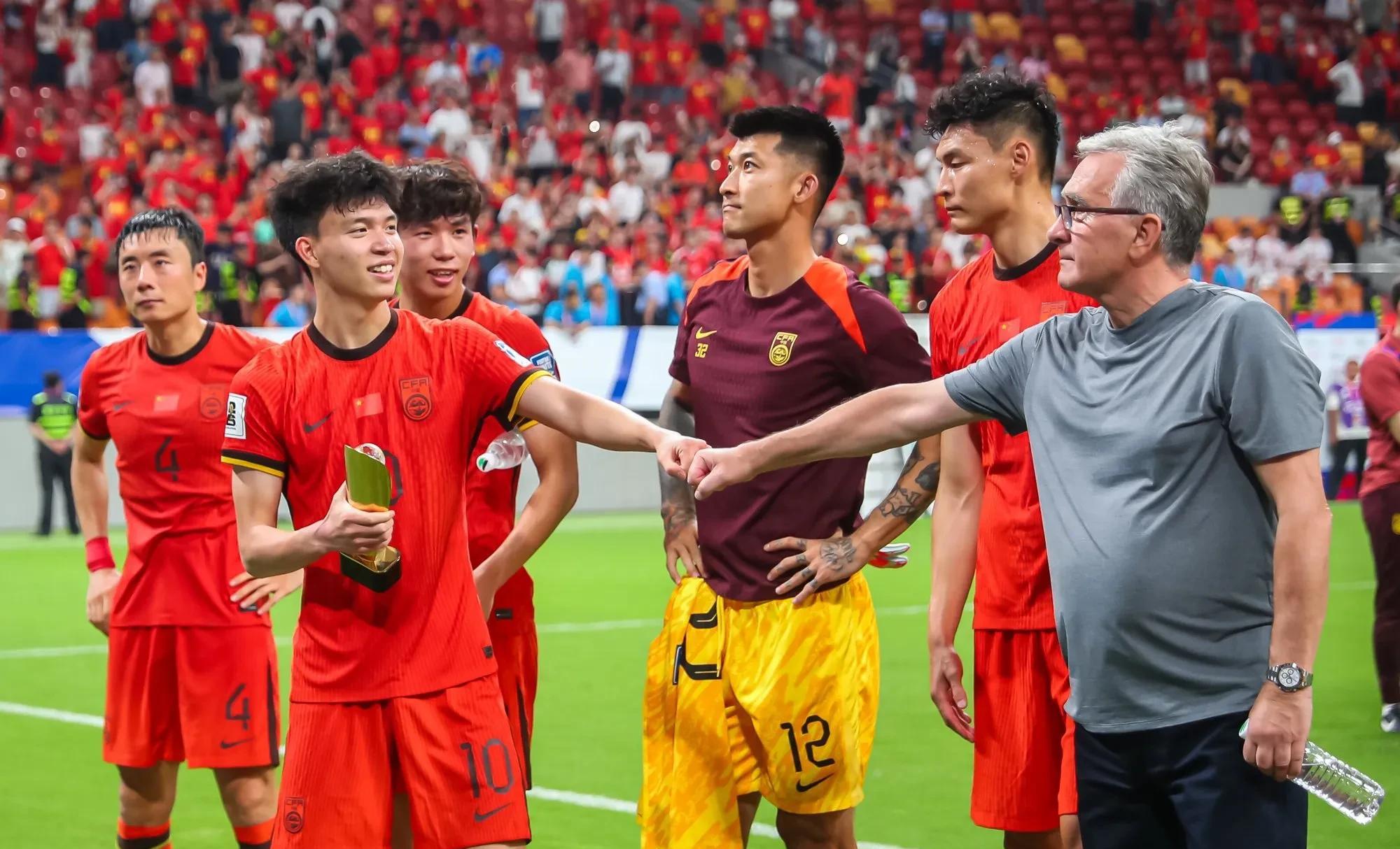 国足东亚杯首战出炉！重回双后腰战术，首发11人浮现